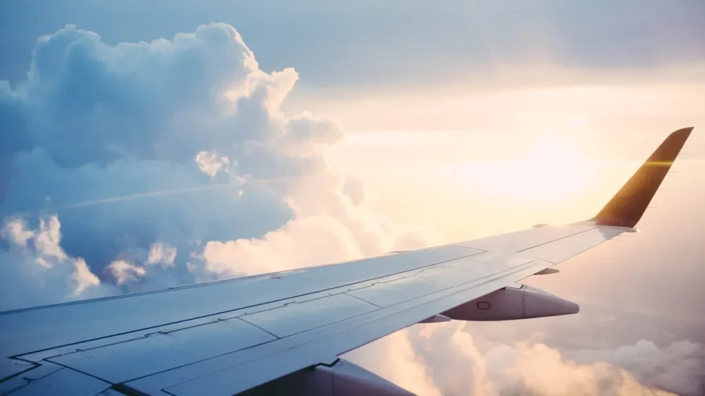 Blick auf die Tragfläche eines Flugzeugs während des Flugs